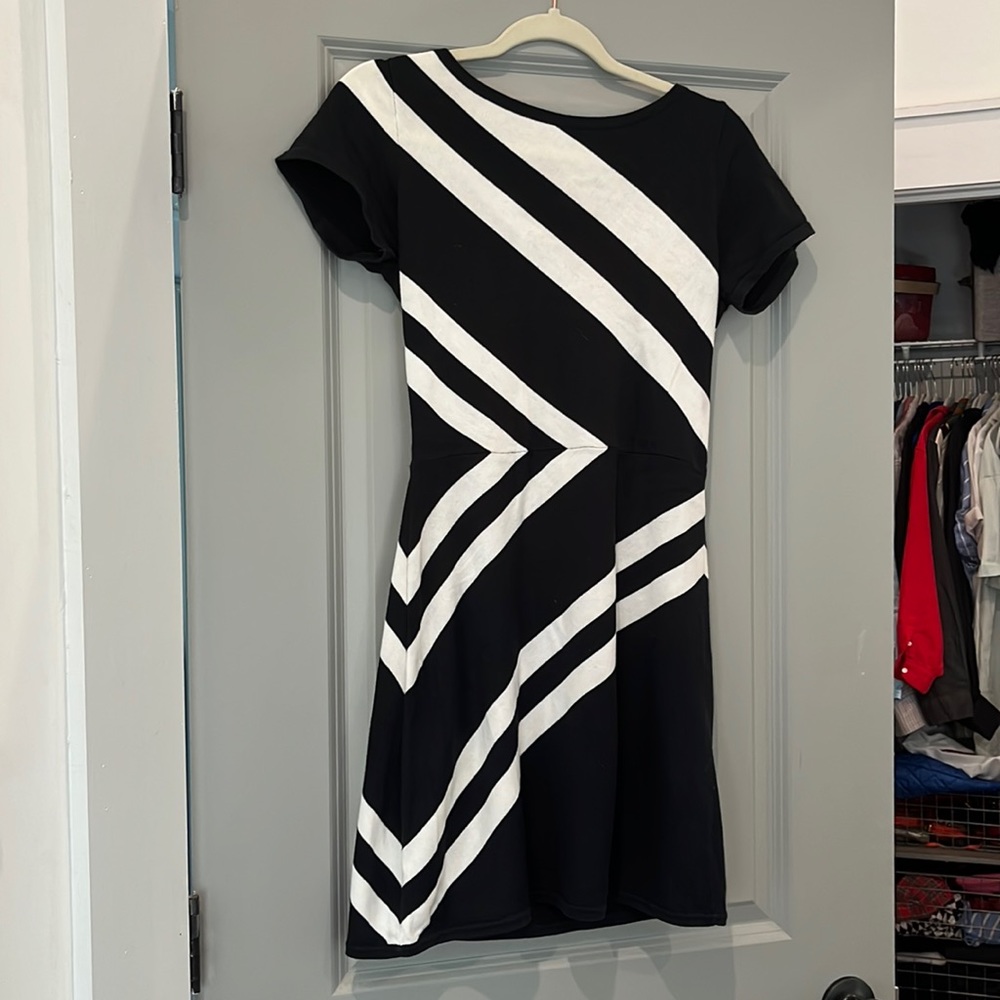 Alice & Olivia graphic chevron dress! With bergdorf goodman. Size M! Minidress